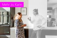 Karin, Mitgründerin von ATHEM, im Gespräch mit Toni in der Küche der Büroräume.