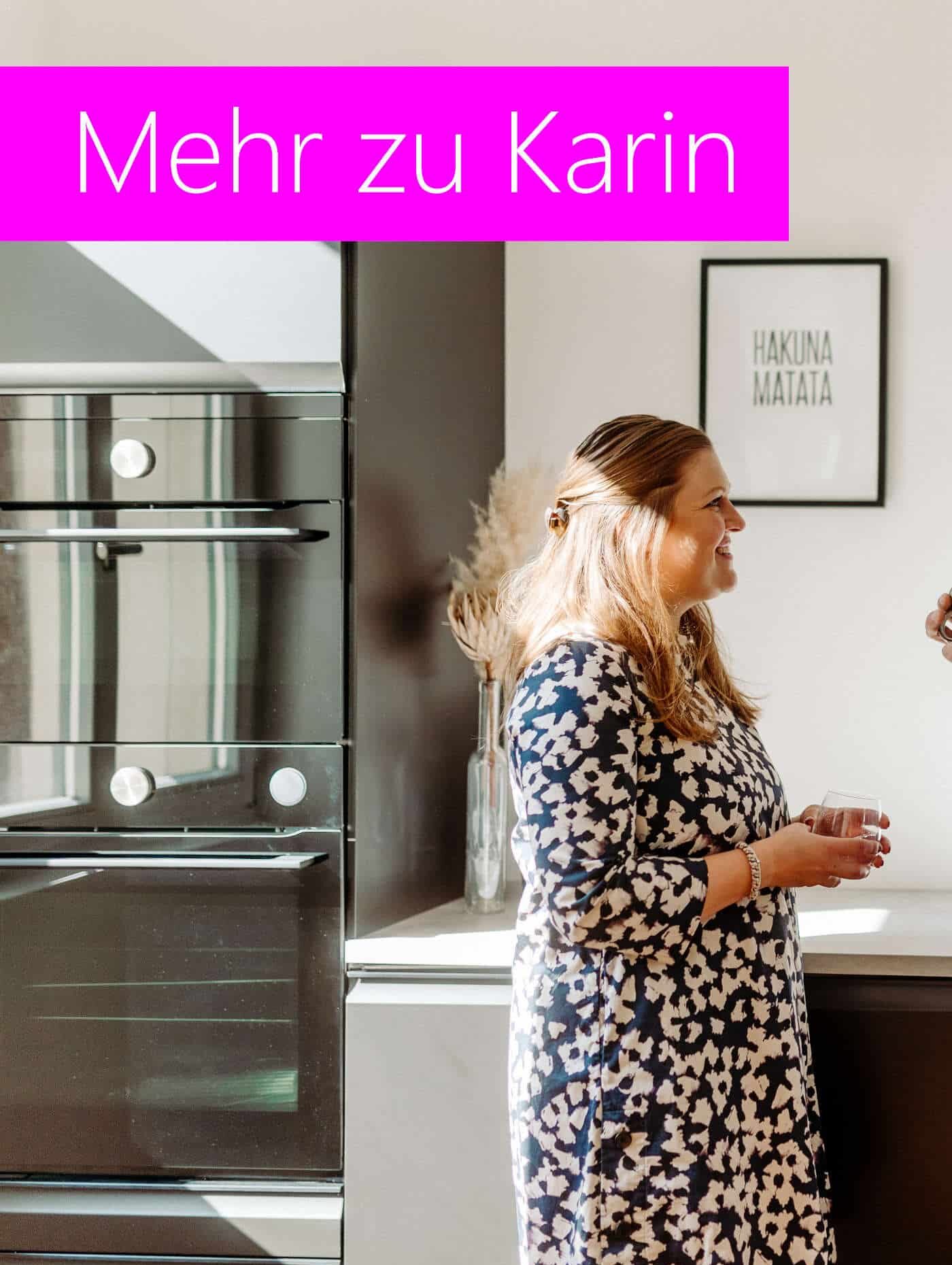 Karin, Mitgründerin von ATHEM, im Gespräch mit Toni in der Küche der Büroräume.