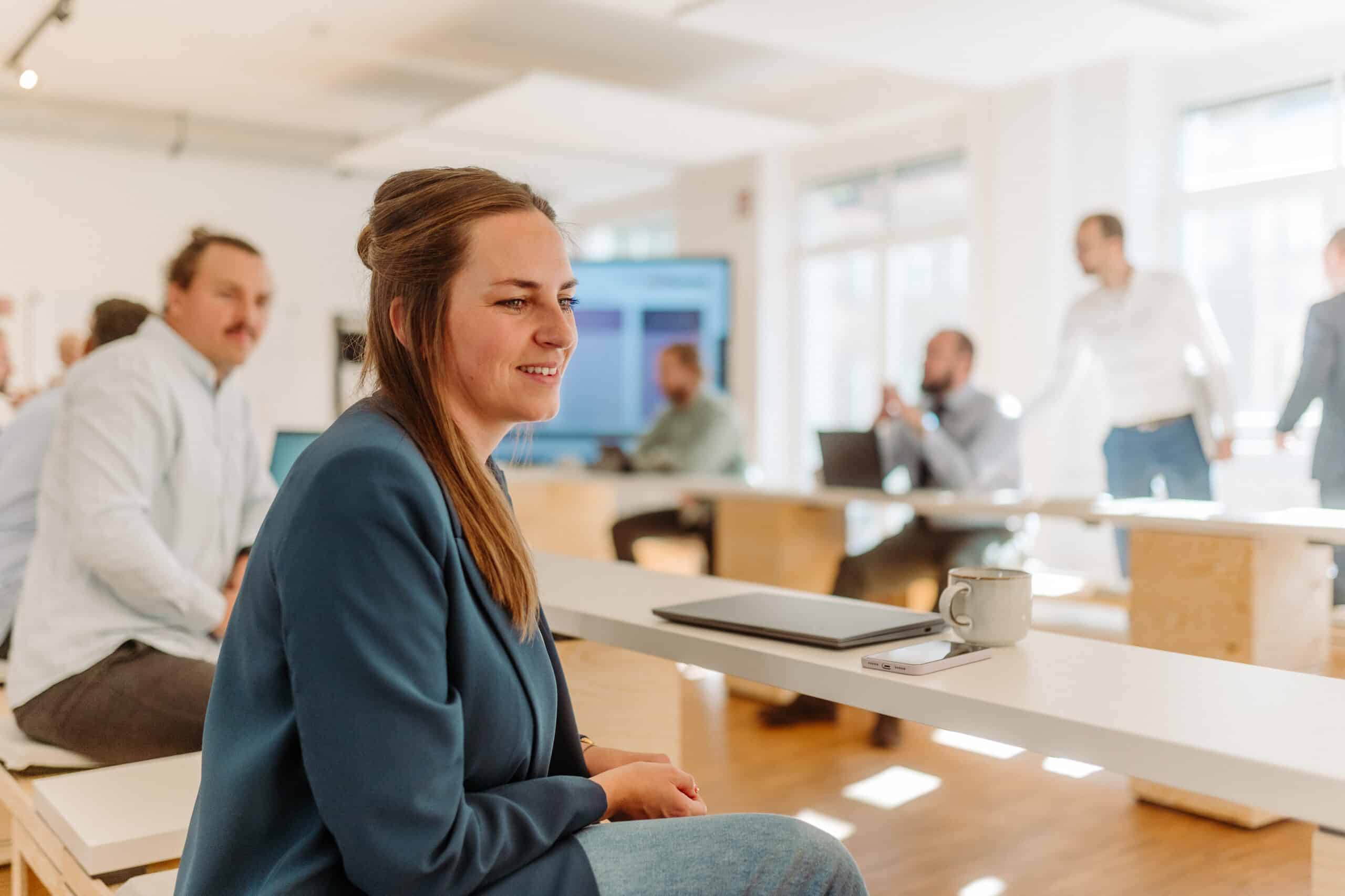 Teilnehmerinnen und Teilnehmer in der Transformation Academy während einer aktiven Trainingssituation, bei der Ideen und Strategien ausgetauscht werden.